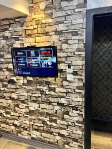 una pared con TV en una pared de piedra en Grandlototel, en Bursa