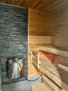 um quarto com uma sauna com paredes de madeira em Nice and cozy big house for 8 people with sauna em Vantaa
