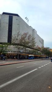 un grand bâtiment sur le côté d'une rue dans l'établissement Madrid Fabulous Chamberí, à Madrid