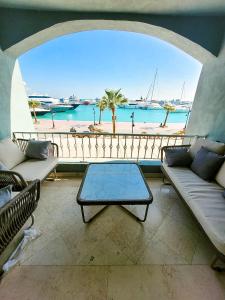 New Marina Hurghada Suite في الغردقة: غرفة معيشة مطلة على المحيط