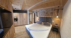 フューゲンにあるHotel Garni Romantikのベッドルーム1室(白い大型ベッド1台付)