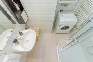 een badkamer met wastafel en wasmachine bij Peony Káldy Apartman Free Garage under the house in Boedapest +26 foto's