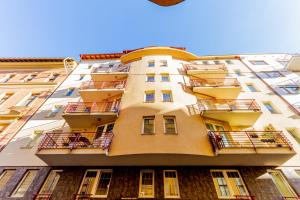 een hoog gebouw met balkons aan de zijkant bij Peony Káldy Apartman Free Garage under the house in Boedapest