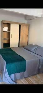 - une chambre dotée d'un grand lit avec des draps bleus dans l'établissement Pousada Sabores do Mar Laranjeiras, à Balneário Camboriú