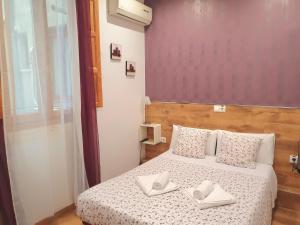 een slaapkamer met een bed met twee servetten erop bij Hostal Abel Victoriano in Madrid