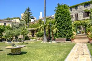 Santa OlivaにあるCatalunya Casas Unique sanctuary with extra large pool!のベンチと木々のある公園と建物
