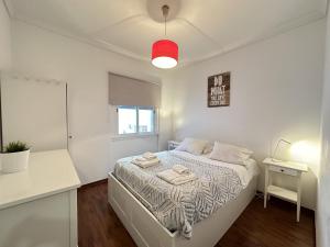 - une chambre blanche avec un lit et un miroir dans l'établissement Central Lisbon by Trip2Portugal, à Lisbonne