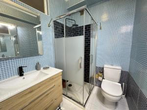 W łazience znajduje się toaleta, umywalka i prysznic. w obiekcie Central Lisbon by Trip2Portugal w Lizbonie