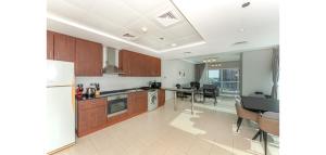 Kuchyň nebo kuchyňský kout v ubytování HomesGetaway -Fanciful 1BR Apartment in JLT Lake View