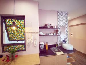 eine Küche mit einem Buntglasfenster und einem Waschbecken in der Unterkunft MAY - SUNSHINE ROOM - Phone 09756-59323 in Hanoi