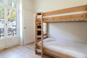 een slaapkamer met een stapelbed en een raam bij Majestic - Appartement 2 pas du centre-ville Chamo in Chamonix-Mont-Blanc