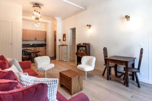 een woonkamer met een bank, stoelen en een tafel bij Majestic - Appartement 2 pas du centre-ville Chamo in Chamonix-Mont-Blanc