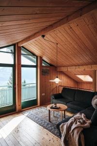 sala de estar con sofá y mesa en Bregenzerwald Ferienhaus, en Egg