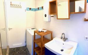 uma pequena casa de banho com lavatório e WC em Asgaard em Brodersby