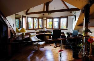 biuro z biurkiem, krzesłami i oknami w obiekcie La Tourelle w mieście Pullay