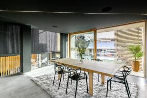 a dining room with a wooden table and chairs at Contemporary home in historic town in Woodstock