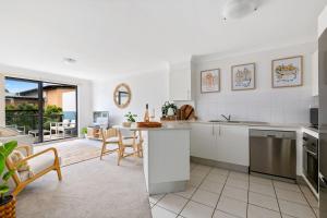 Virtuvė arba virtuvėlė apgyvendinimo įstaigoje Trendy Enchantment on Sydney's Northern Beaches