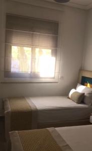 Habitación pequeña con cama y ventana en Apartamento ik en marrakech, en Marrakech