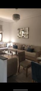 sala de estar con sofá y mesa en Apartamento ik en marrakech, en Marrakech