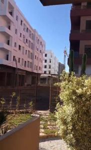 - Vistas a una ciudad con edificios y una valla en Apartamento ik en marrakech, en Marrakech