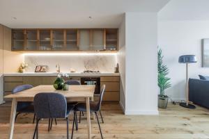 A kitchen or kitchenette at Posh Perch on Collins - A Cosy Couple's Haven