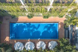 uma vista superior de uma piscina com plantas em Grand Yard La Residence em Siem Reap