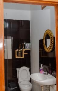 un baño con inodoro y lavabo en Canto das Amêijoas, en Inhambane