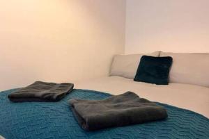 łóżko z dwoma ręcznikami na górze w obiekcie Cosy One Bedroom Apartment w mieście Exeter