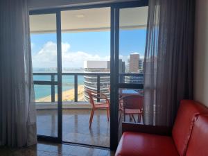 Habitación con vistas a la playa desde una habitación de hotel en Flats Mar Atlântico Residence, en Fortaleza