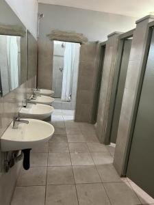 ダーバンにあるV P Family Trustのバスルーム(洗面台4つ、鏡付)