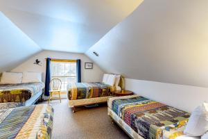 A bed or beds in a room at Poplar Stream Chalet