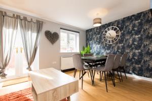 a dining room with a table and chairs at Newly Renovated Modern House with FREE Parking in Nottingham