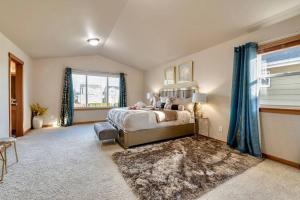 een grote slaapkamer met een bed en een raam bij B7-SOLAR VILLA-Relocation perfect, Relax here in Bothell