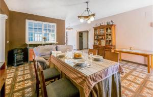 - une cuisine et une salle à manger avec une table et des chaises dans l'établissement 3 Bedroom Awesome Home In Carmona, à Carmona
