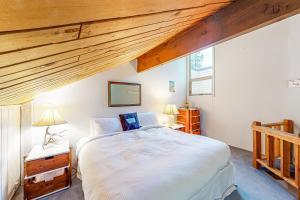 1 dormitorio con cama grande y techo de madera en Wooded Dreams en Whitefish