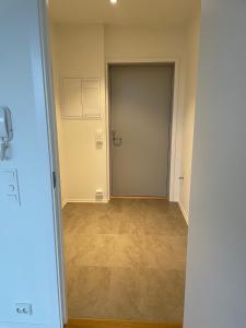 an empty hallway with a door in a room at Helt ny leilighet med flott beliggenhet nært havet in Tromsø