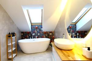 Un baño con una bañera grande y un lavabo. en Villa Park 7, en Wapnica 21 fotos más
