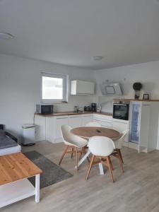 eine Küche mit einem Tisch und Stühlen im Zimmer in der Unterkunft Ferienwohnung Bella in Koblenz
