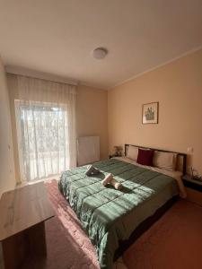 Postel nebo postele na pokoji v ubytování Bakopoulos resort Ένα Όμορφο Διαμέρισμα στα Τρίκαλα