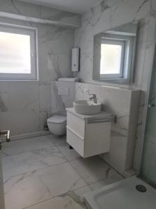 コブレンツにあるFerienwohnung Bellaの白いバスルーム(洗面台、トイレ付)