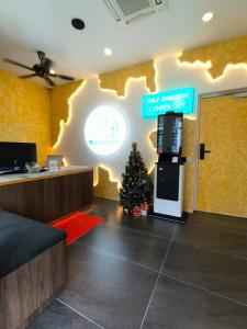 um escritório com uma árvore de Natal num quarto em Red's Hotel em Bintulu