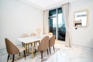 comedor con mesa y sillas en New Arabian 2 Bedroom J One Tower Business Bay en Dubái