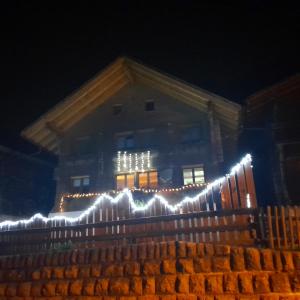 Un edificio con le luci di Natale davanti di Mys Chalet a Jaun