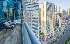einen Balkon mit Stadtblick in der Unterkunft New Arabian 2 Bedroom J One Tower Business Bay in Dubai