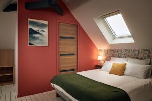 Le Vaudreuil的住宿－LE CLOS 1899，卧室设有红色墙壁、一张床和一个窗户