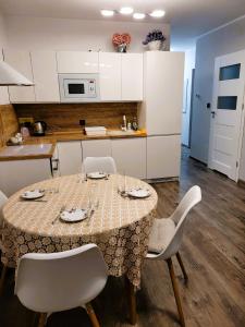 Kuchyň nebo kuchyňský kout v ubytování Apartament Oaza Spokojna 24 + 20 fotografií