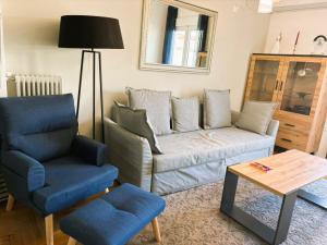 ein Wohnzimmer mit einem Sofa und einem Stuhl in der Unterkunft Apartament Athina in Athen