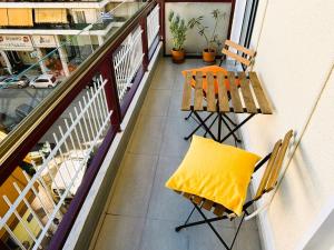 einen Balkon mit einem Tisch und Stühlen darauf in der Unterkunft Apartament Athina in Athen