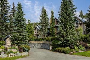 Kebun di luar Wintergreen 34 - Contemporary Townhome - Short Walk to Lake & Golf - Whistler Platinum