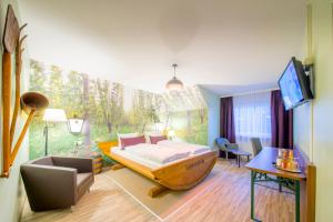 諾伊馬克特的住宿－Hotel Nürnberger Hof，一间卧室配有一张木船床